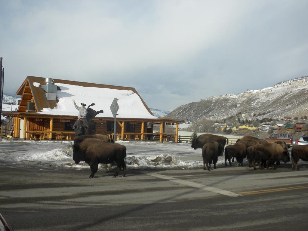 Cowboy'S Lodge Gardiner Bagian luar foto